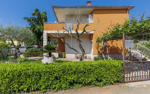 Umag 119: Pflanze, Himmel, Gebäude, Eigentum, Fenster, Grundstueck, Haus, Baum, Nachbarschaft, Urban Design