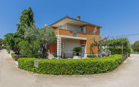 Umag 119: Pflanze, Himmel, Gebäude, Eigentum, Haus, Baum, Grundstueck, Urban Design, Hütte, Steigung
