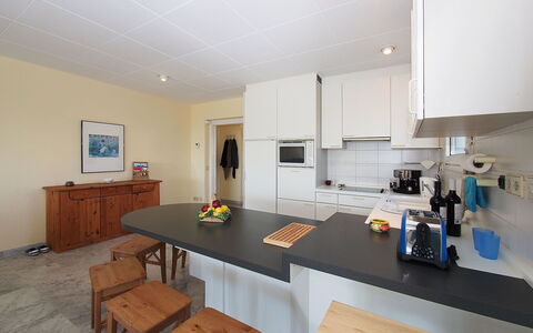 Bilbao: Cabinetry, Möbel, Eigentum, Tabelle, Countertop, Küche, Holz, Interior Design, Stuhl, Haushaltsgerät