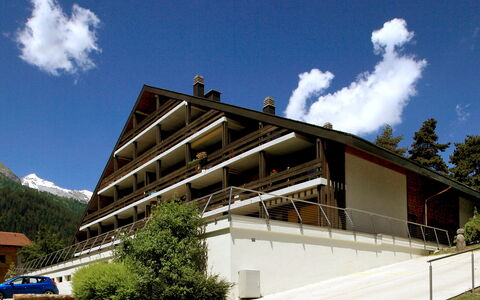 Ovronnaz 502: Wolke, Himmel, Gebäude, Pflanze, Baum, Schatten, Steigung, Urban Design, Verbundwerkstoff, Fassade