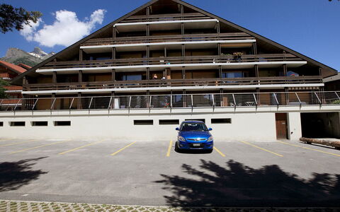 Ovronnaz 502: Wolke, Himmel, Eigentum, Auto, Fahrzeug, Gebäude, Fenster, Haus, Asphalt, Automobil-Design