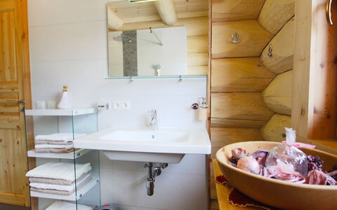 Chalet Karin: Zapfhahn, Sinken, Spiegel, Eigentum, Bad Sink, Armatur, Badezimmerschrank, Lila, Badezimmer, Interior Design