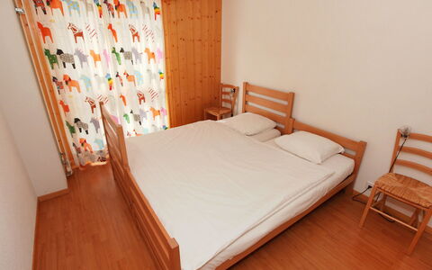 Ovronnaz 505: Möbel, Eigentum, Komfort, Holz, Gebäude, Textil, Orange, Bettrahmen, Bett, Haus