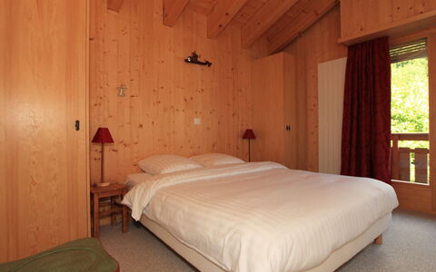 Ovronnaz 505: Möbel, Eigentum, Komfort, Holz, Bettrahmen, Textil, Interior Design, Bett, Fenster