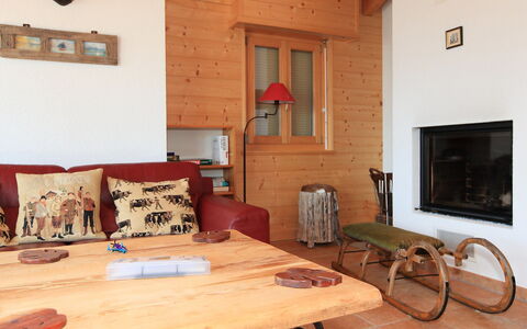 Ovronnaz 505: Tabelle, Möbel, Gebäude, Eigentum, Fenster, Komfort, Holz, Interior Design, Beleuchtung, Haus