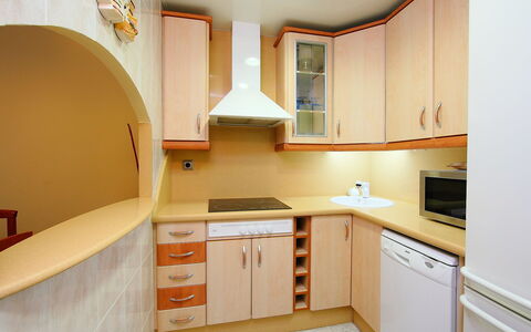 Buenos Aires: Cabinetry, Countertop, Möbel, Gebäude, Schublade, Herd, Küche, Küchengerät, Holz, Stuhl