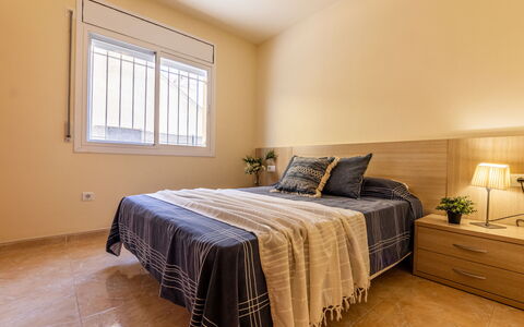 Tatiana: Möbel, Eigentum, Fenster, Komfort, Holz, Schatten, Beleuchtung, Interior Design, Fussboden