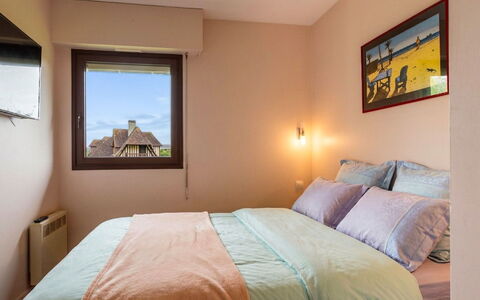 Les Manoirs: Bett, Schlafzimmer, Interior Design, Wand, Bettdecke, Bedding, Holz, Fussboden, Zimmer, Linens