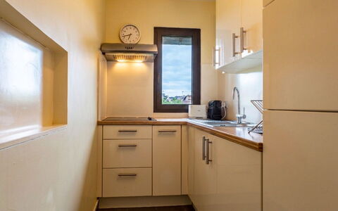 Les Manoirs: Küchengerät, Countertop, Interior Design, Holz, Flooring, Cabinetry, Küche, Major Appliance, Fussboden, Zimmer