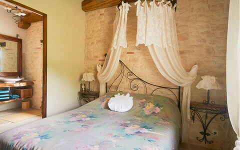Moulin de Rabine: Schlafzimmer, Bett, Möbel, Zimmer, Himmelbett, Eigentum, Bettrahmen, Interior Design, Bedding, Bettdecke