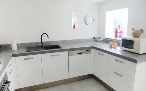 Le Mas Line: Zapfhahn, Spüle, Cabinetry, Sinken, Eigentum, Countertop, Möbel, Armatur, Küche, Interior Design