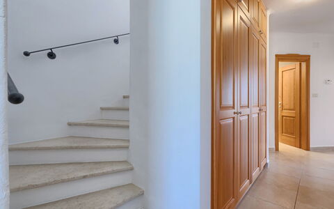 Buje 200: Treppe, Eigentum, Zimmer, Tür, Wand, Geländer, Fussboden, Interior Design, Die Architektur, Gebäude