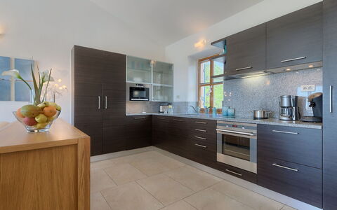 Buje 200: Cabinetry, Countertop, Möbel, Zapfhahn, Eigentum, Sinken, Gebäude, Zimmerpflanze, Holz, Küche