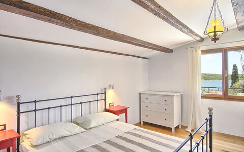 Verudela: Schlafzimmer, Bett, Eigentum, Möbel, Zimmer, Decke, Bettrahmen, Interior Design, Gebäude, Gelb