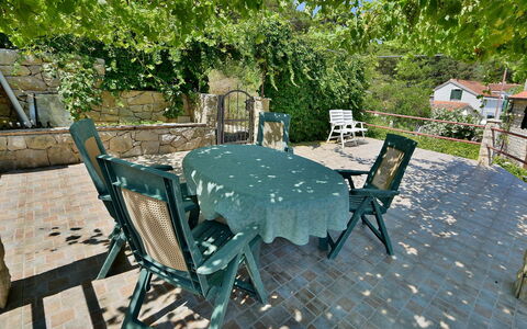 Ratimir: Pflanze, Tabelle, Möbel, Tisch Im Freien, Stuhl, Gartenmöbel, Baum, Schatten, Küche & Esszimmer Tisch, Gras