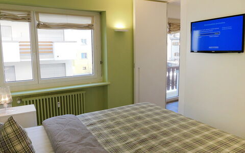 Chesa la Soliva: Eigentum, Möbel, Gebäude, Fenster, Komfort, Blau, Textil, Holz, Interior Design