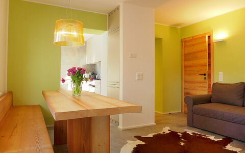 Chesa la Soliva: Blume, Möbel, Tabelle, Holz, Gebäude, Pflanze, Orange, Schatten, Interior Design, Fussboden