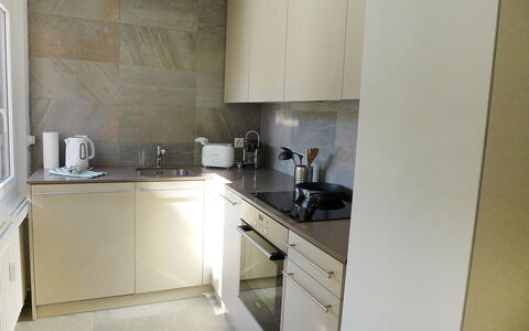 Chesa la Soliva: Cabinetry, Spüle, Gebäude, Herd, Countertop, Küchengerät, Cooktop, Küche, Herd, Interior Design