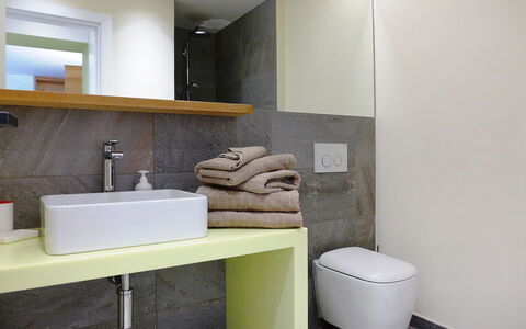 Chesa la Soliva: Spiegel, Zapfhahn, Armatur, Sinken, Bad Sink, Eigentum, Badezimmer, Gebäude, Interior Design, Rechteck