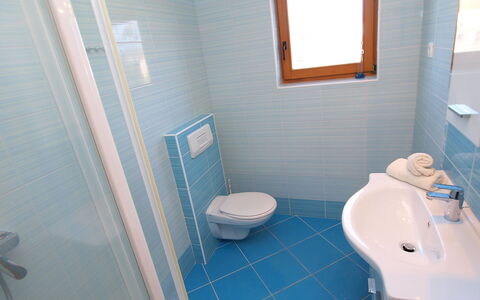 Pakoštane Drage 101: Bad Sink, Armatur, Toilleten Sitz, Badezimmer, Lila, Azurblau, Sinken, Toilette, Zapfhahn, Interior Design