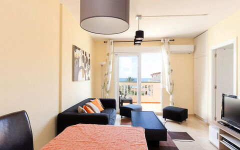 La Marina: Möbel, Gebäude, Eigentum, Tabelle, Komfort, Holz, Beleuchtung, Lampe, Interior Design, Stuhl