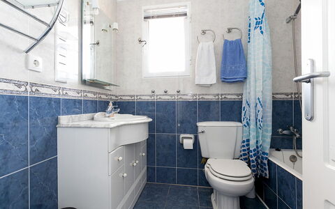 La Marina: Eigentum, Fotografieren, Armatur, Toilleten Sitz, Weiss, Toilette, Lila, Blau, Badezimmer, Interior Design
