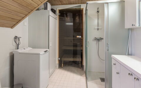 Sointuilevi 2 D 13: Armatur, Flooring, Fussboden, Interior Design, Sinken, Holz, Decke, Badezimmer, Zapfhahn, Badezimmerschrank