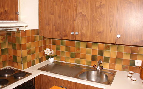 Eridan: Braun, Countertop, Cabinetry, Zapfhahn, Spüle, Armatur, Sinken, Eigentum, Möbel, Gebäude