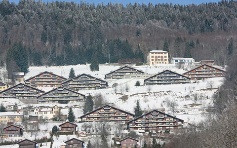 Cassiopée 26: Himmel, Natürliche Landschaft, Baum, Schnee, Steigung, Einfrieren, Gebäude, Berg, Wohngebiet, Ländliches Gebiet