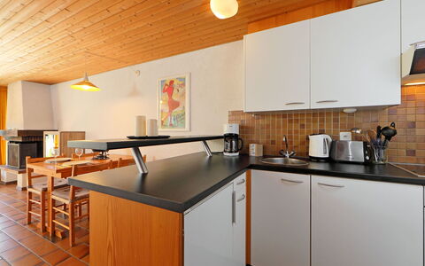 Les Beluardes Bl. 151 2: Cabinetry, Möbel, Countertop, Küchengerät, Holz, Küche, Herd, Tabelle, Gebäude, Orange