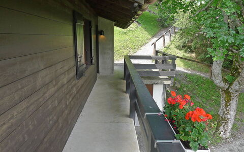 Alpe des Chaux 500: Pflanze, Eigentum, Gebäude, Blume, Die Architektur, Strassenbelag, Holz, Haus, Gras, Baum