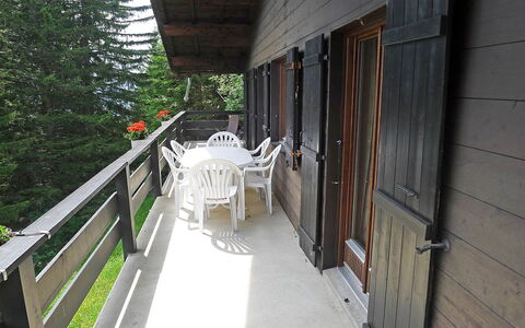 Alpe des Chaux 500: Gebäude, Holz, Haus, Pflanze, Stuhl, Tür, Baum, Veranda, Schatten, Hütte