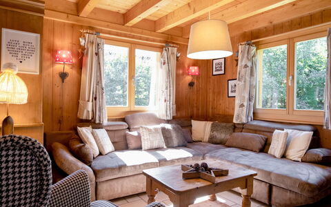 Miranda: Möbel, Couch, Fenster, Interior Design, Die Architektur, Bilderrahmen, Wohnzimmer, Holz, Grundeigentum, Tabelle
