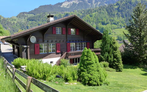 Chalet am Schärm: Pflanze, Himmel, Berg, Eigentum, Gebäude, Fenster, Baum, Natürliche Landschaft, Haus, Grundstueck