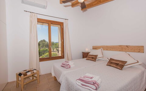 Cas Ciutada: Schlafzimmer, Bett, Möbel, Zimmer, Eigentum, Bettdecke, Decke, Bettrahmen, Bedding, Interior Design