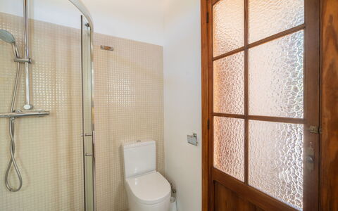 Cas Ciutada: Badezimmer, Armatur, Wand, Flooring, Holz, Fussboden, Interior Design, Tür, Toilette, Installation