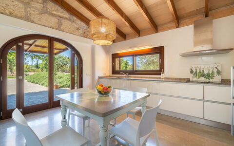 Cas Ciutada: Möbel, Interior Design, Flooring, Holz, Decke, Küche, Tabelle, Fussboden, Zuhause, Küche & Esszimmer Tisch