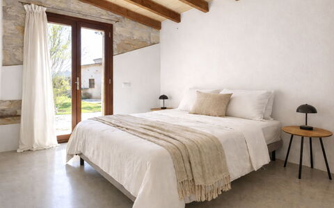 Cas Ciutada: Wand, Schlafzimmer, Holz, Flooring, Fussboden, Bett, Interior Design, Linens, Bettdecke, Decke