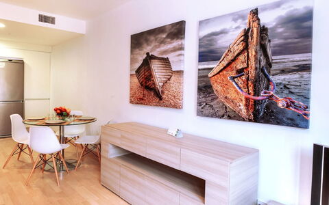 Escorxador: Tabelle, Möbel, Komfort, Holz, Interior Design, Gebäude, Orange, Wohnzimmer, Wand, Rechteck