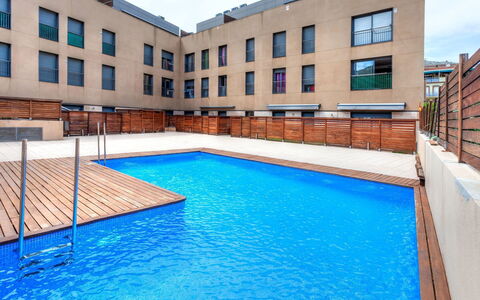Escorxador: Wasser, Gebäude, Himmel, Fenster, Schwimmbad, Azurblau, Blau, Haus, Rechteck, Pflanze