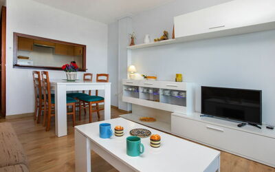 Vermell 230.11: Eigentum, Tabelle, Möbel, Holz, Interior Design, Orange, Beleuchtung, Flooring, Geschirr, Wohnzimmer