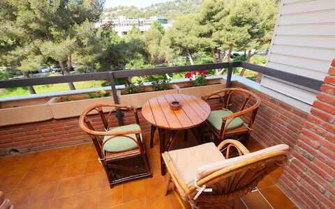 Rambla de Tossa: Möbel, Pflanze, Gebäude, Baum, Gartenmöbel, Holz, Interior Design, Himmel, Stuhl, Flooring