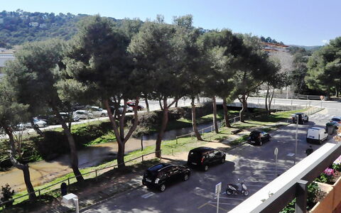 Rambla de Tossa: Himmel, Pflanze, Eigentum, Auto, Baum, Fahrzeug, Schatten, Grundstueck, Urban Design, Landschaft