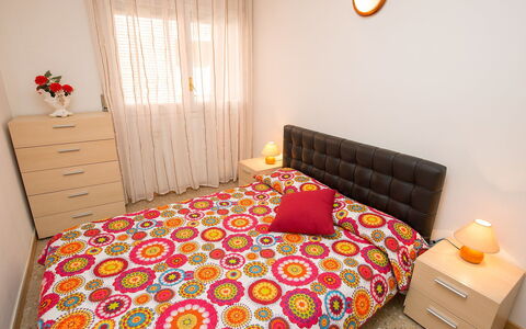 Rambla de Tossa: Möbel, Eigentum, Fenster, Gebäude, Komfort, Textil, Orange, Interior Design, Beleuchtung, Bettrahmen