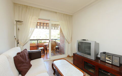 Rambla de Tossa: Möbel, Komfort, Fernsehen, Tabelle, Holz, Interior Design, Vorhang, Wohnzimmer, Flooring, Fussboden