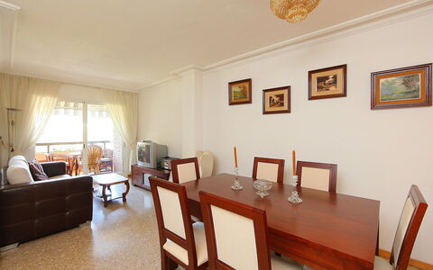 Rambla de Tossa: Tabelle, Möbel, Bilderrahmen, Eigentum, Fenster, Stuhl, Couch, Zimmerpflanze, Gebäude, Interior Design
