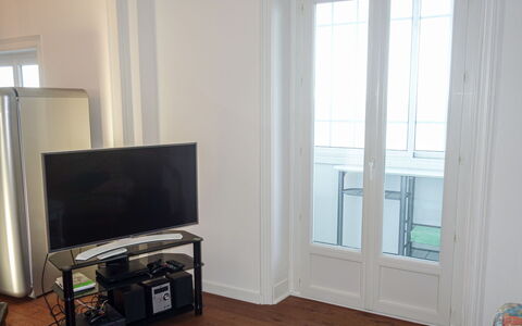 Les Nielles: Gebäude, Holz, Wohnzimmer, Fenster, Interior Design, Flooring, Fussboden, Fernsehen, Fernsehgerät, Hartholz