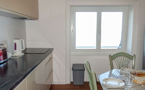 Les Nielles: Cabinetry, Eigentum, Möbel, Fenster, Countertop, Tabelle, Geschirr, Gebäude, Herd, Stuhl