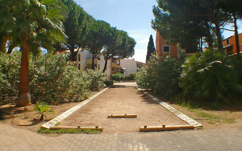 Le Grau du Roi 110: Pflanze, Himmel, Eigentum, Wolke, Baum, Strassenbelag, Vegetation, Grundstueck, Asphalt, Nachbarschaft