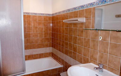 Camargue Village 110.2: Braun, Eigentum, Armatur, Zapfhahn, Sinken, Gebäude, Badezimmer, Holz, Interior Design, Bad Sink